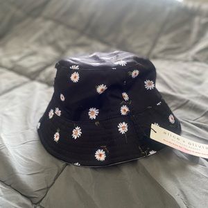 Alice+Olivia Reversible Bucket hat. New
